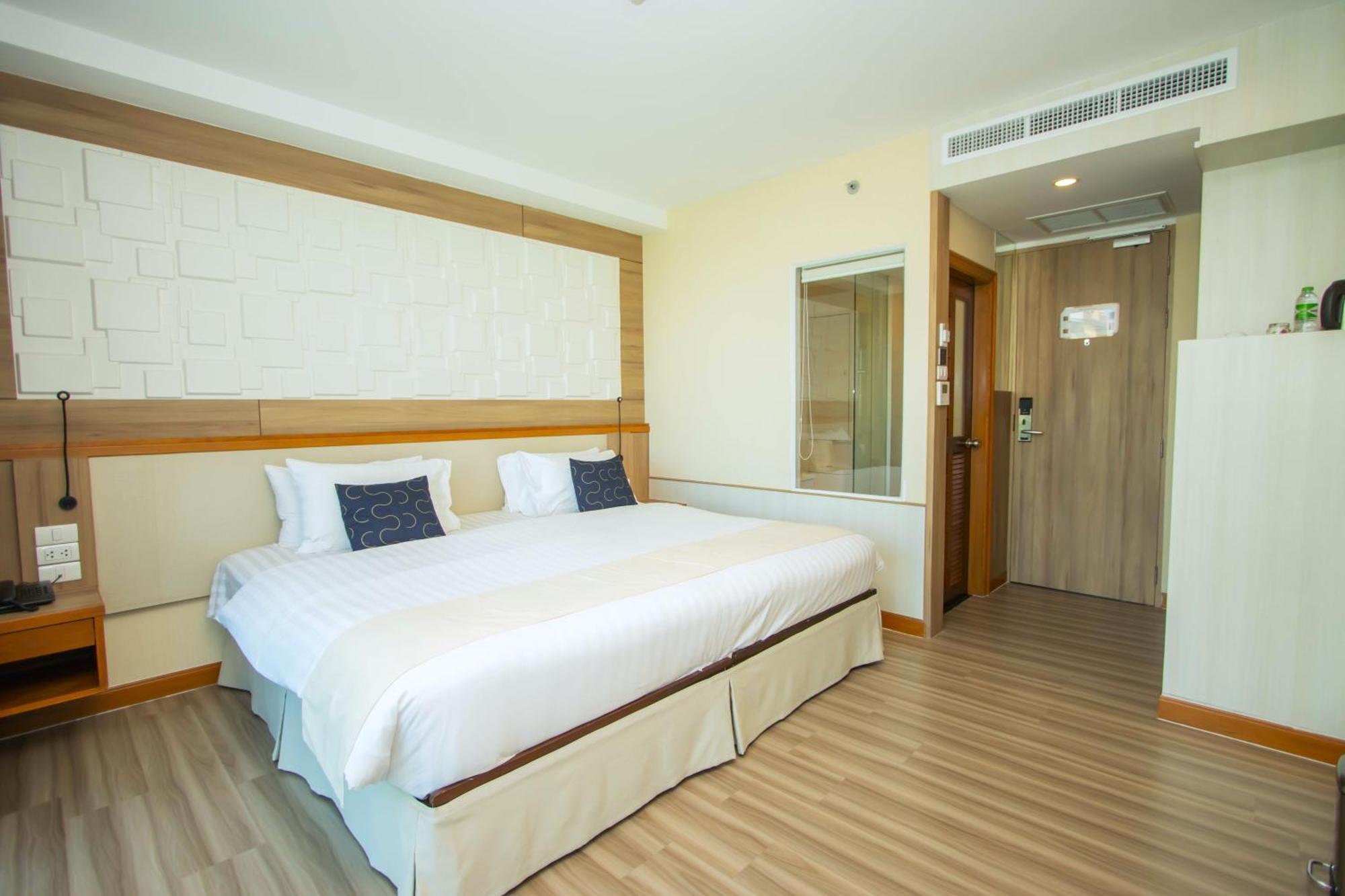 Sira Grande Hotel And Spa - SHA Extra Plus Patong Exterior foto