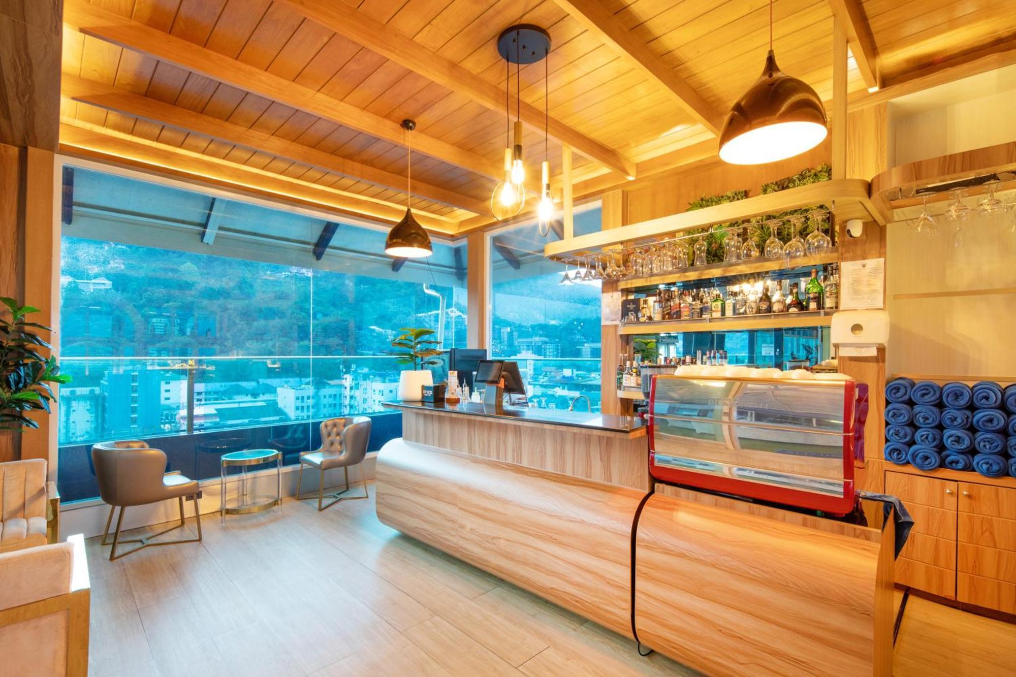 Sira Grande Hotel And Spa - SHA Extra Plus Patong Exterior foto