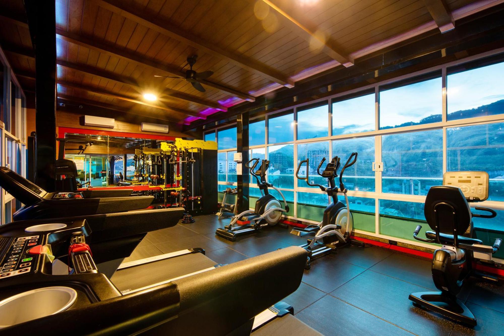 Sira Grande Hotel And Spa - SHA Extra Plus Patong Exterior foto