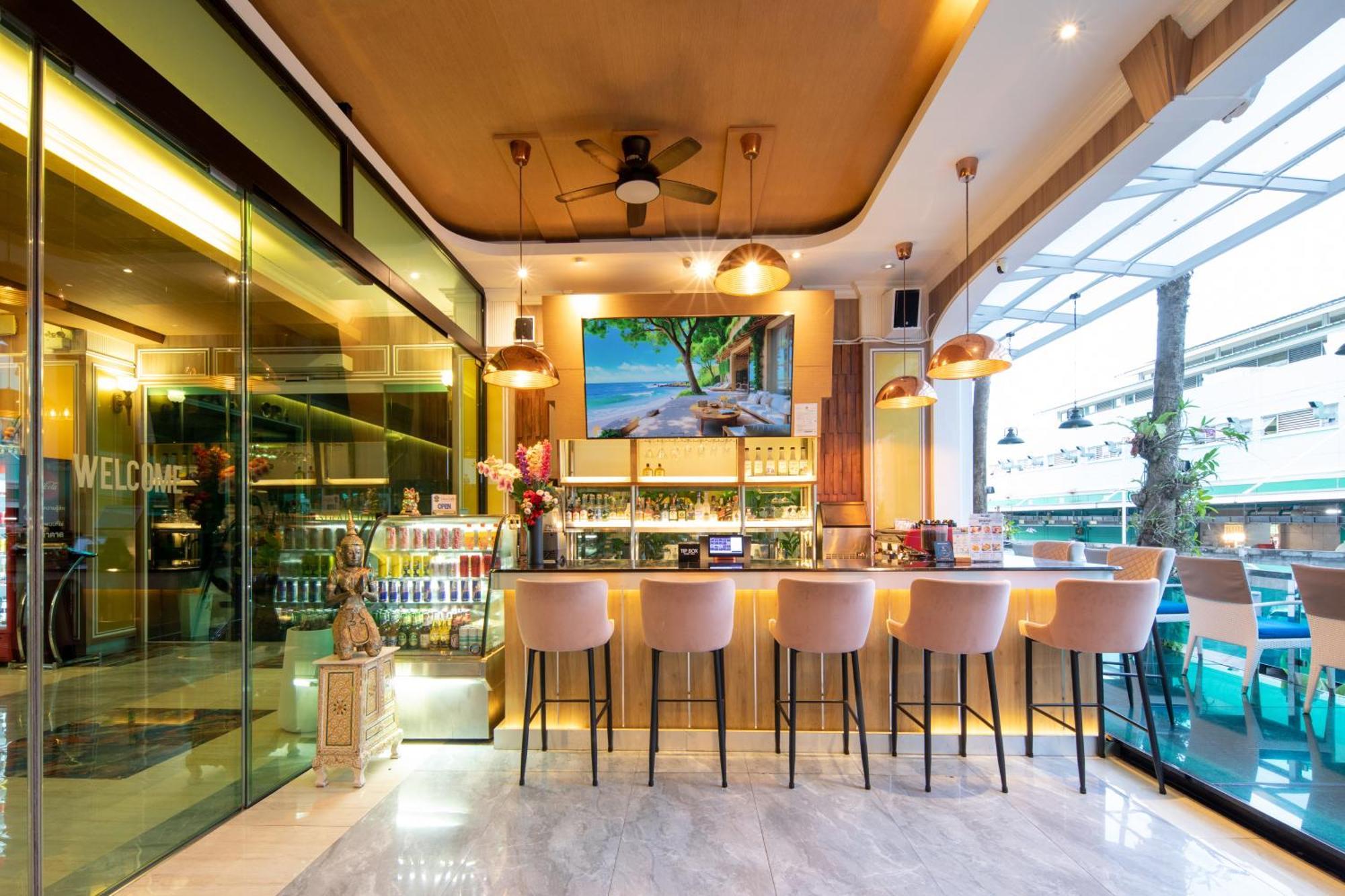 Sira Grande Hotel And Spa - SHA Extra Plus Patong Exterior foto