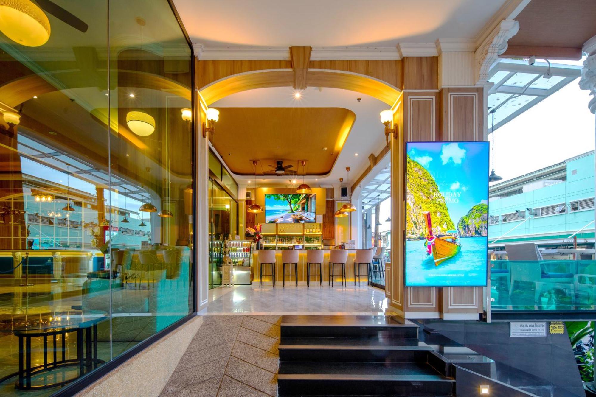 Sira Grande Hotel And Spa - SHA Extra Plus Patong Exterior foto
