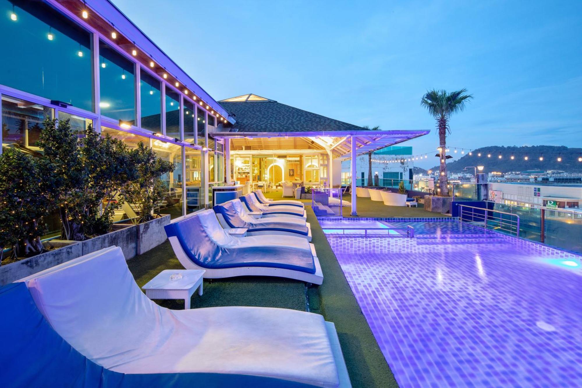Sira Grande Hotel And Spa - SHA Extra Plus Patong Exterior foto